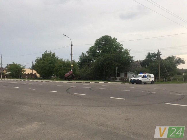 У Княгининку – аварія: автівка злетіла у кювет. ФОТО