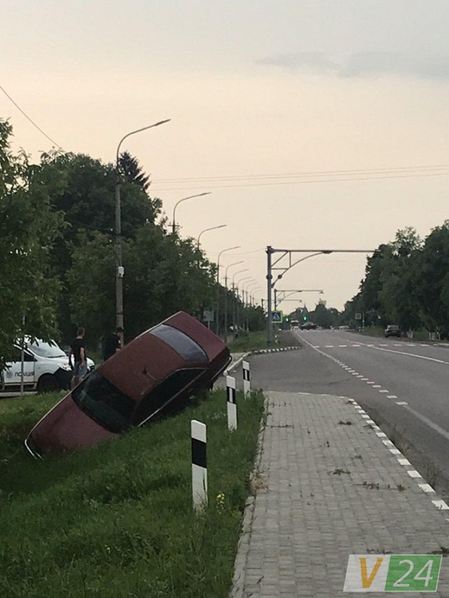 У Княгининку – аварія: автівка злетіла у кювет. ФОТО
