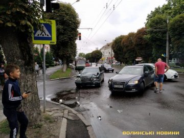 У Луцьку поблизу відділку поліції зіткнулися Mercedes та Audi. ФОТО