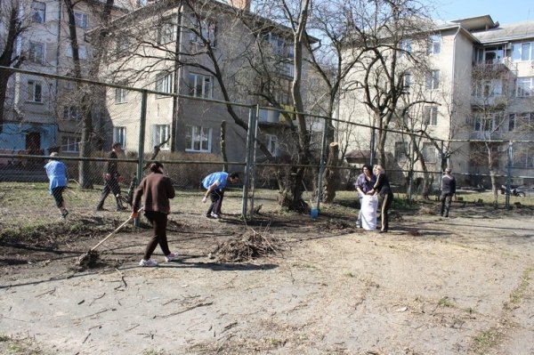 Заступник губернатора з підлеглими прибирав у Луцьку. ФОТО