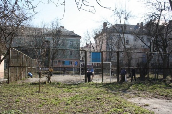 Заступник губернатора з підлеглими прибирав у Луцьку. ФОТО