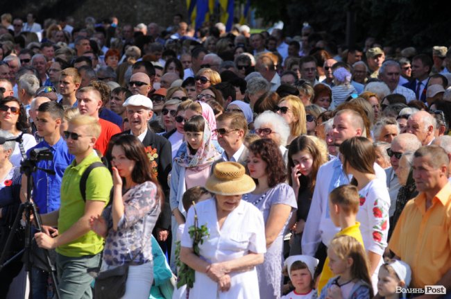 З маками і трояндами: у Луцьку відзначили річницю перемоги над нацизмом. ФОТО