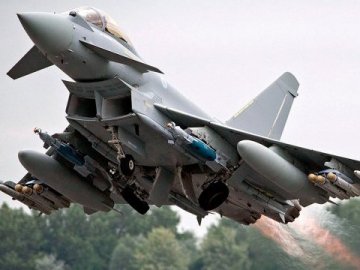 Російський винищувач випустив ракету біля британського літака над Чорним морем