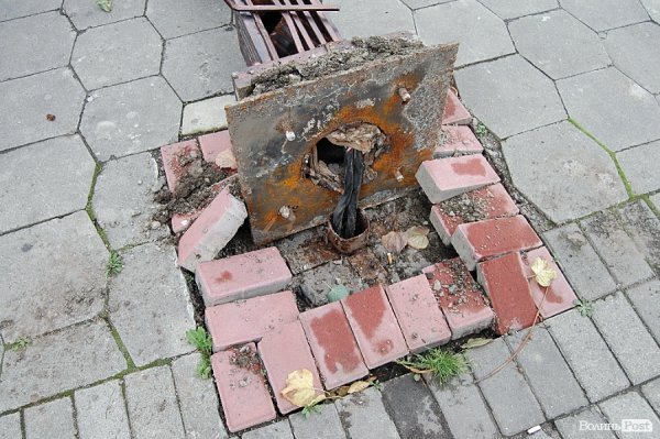 У центрі Луцька впав ліхтар, встановлений мільйонерами. ФОТО