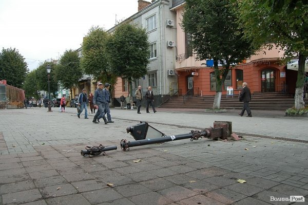 У центрі Луцька впав ліхтар, встановлений мільйонерами. ФОТО