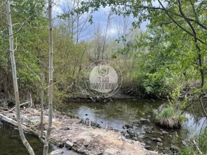 У Володимирі чоловік засипав річку сміттям