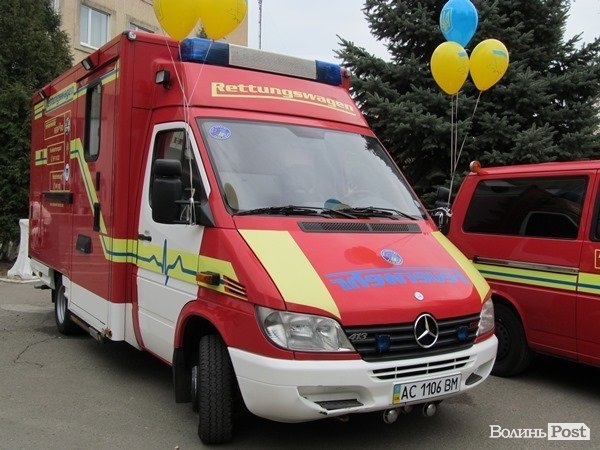 Дитяча поліклініка отримала дві нові «швидкі». ФОТО