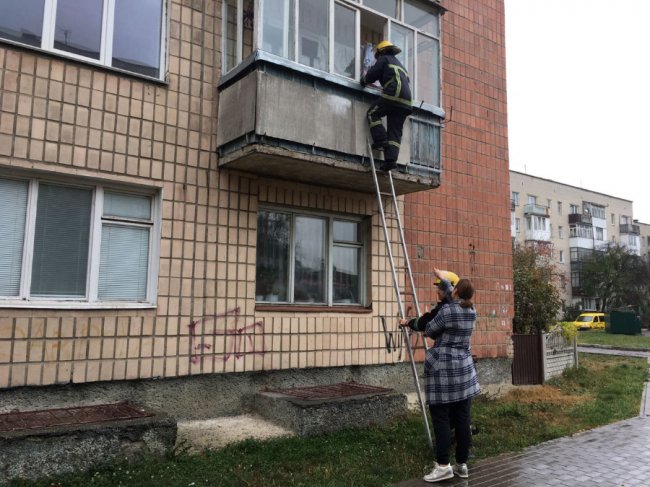 У Луцьку  із зачиненої квартири визволяли малюка