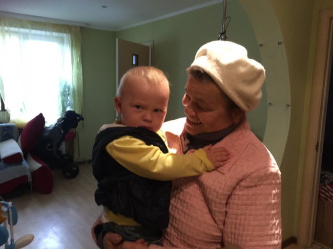 У Луцьку  із зачиненої квартири визволяли малюка