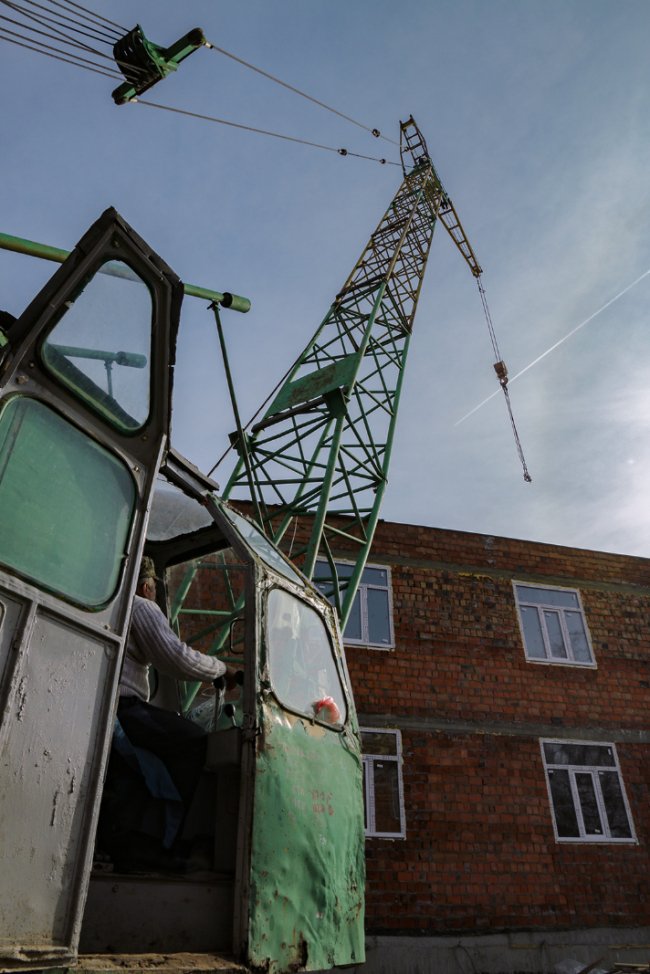 Показали, як у Луцьку будують віп-казарми для контрактників. ФОТО