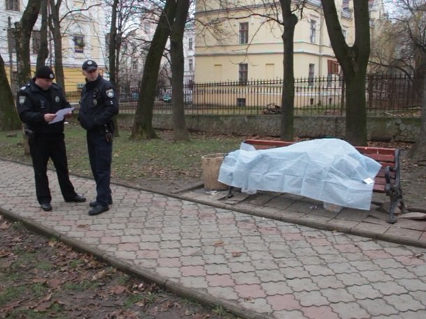 У Чернівцях біля школи знайшли мертвого чоловіка