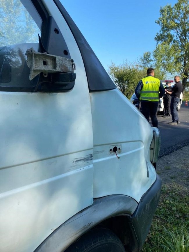 На Львівщині водій авто наїхав на дорожників: один чоловік загинув. ФОТО