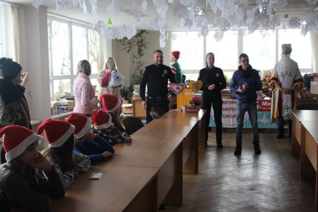 У Святого Миколая на Волині з’явилися помічники у формі. ФОТО