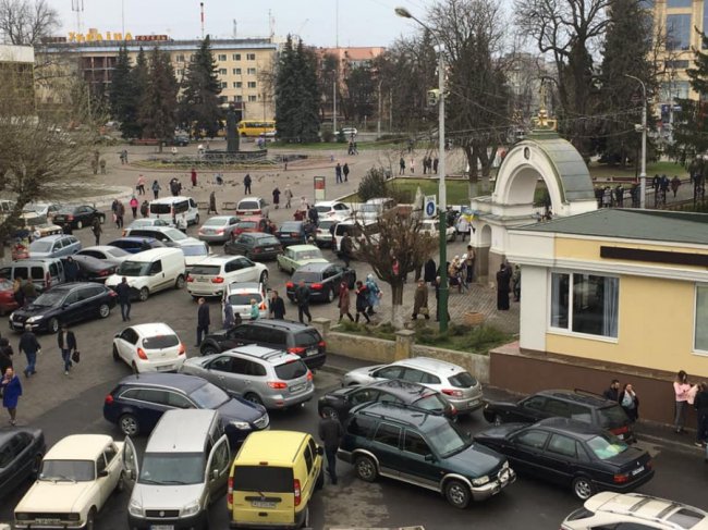 Автобезлад: у центрі Луцька – стихійна парковка біля собору. ФОТО