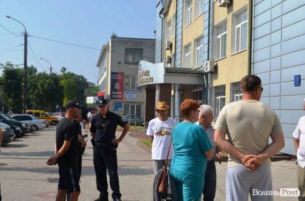 «Харе Крішна всім, сидимо до останнього». Мітинг під Апеляційним Судом.ФОТО