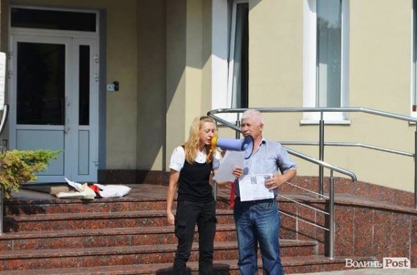 «Харе Крішна всім, сидимо до останнього». Мітинг під Апеляційним Судом.ФОТО