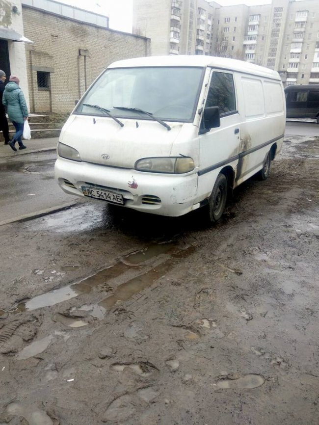 У Луцьку на Конякіна горе-водії перетворили зелену зону на болото. ФОТО
