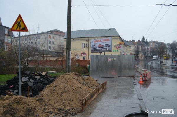 У центрі Луцька почали ремонтувати міст. ФОТО