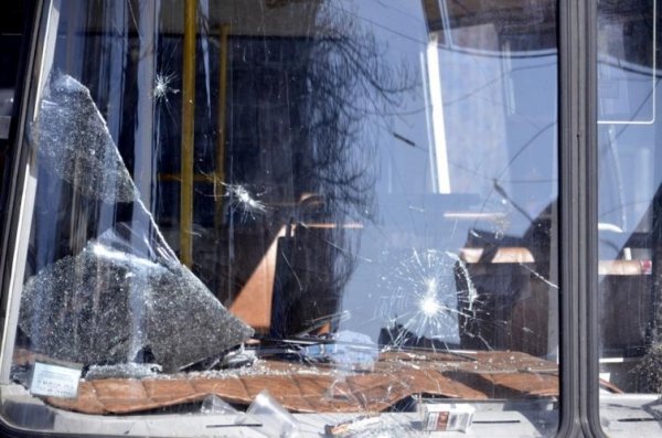 На місце загибелі українця у Донецьку приносять квіти. ФОТО