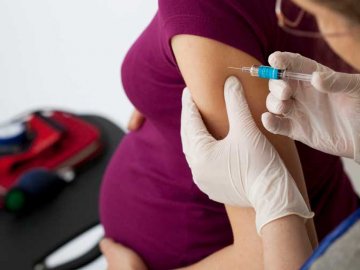 Луцькі лікарі розповіли, чи потрібно вакцинуватися вагітним та породіллям. ВІДЕО