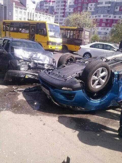 У Луцьку – жахлива аварія: автомобіль перевернувся на дах. ФОТО