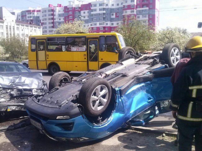 У Луцьку – жахлива аварія: автомобіль перевернувся на дах. ФОТО