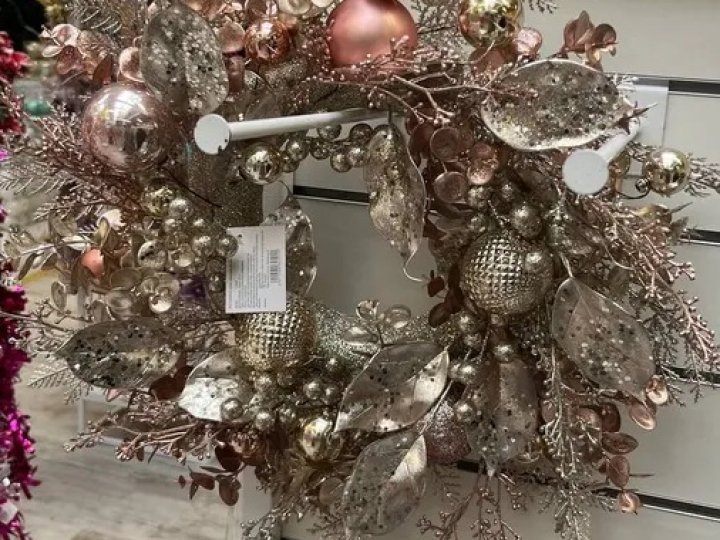 Різдвяні віночки у Луцьку: скільки коштують та нащо їх вішають на двері