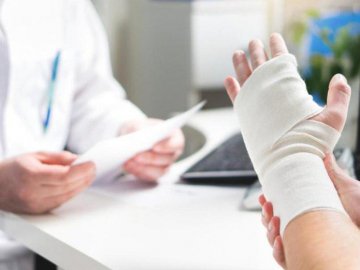 Відомий хірург з Волині Валіхновський розповів, як розпізнати перелом та надати першу допомогу