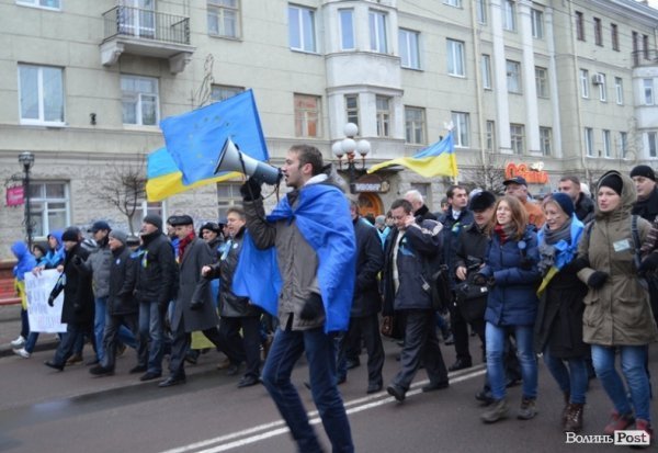Луцькі студенти влаштували марш і вимагали у депутатів підтримати європейський вибір. ФОТО