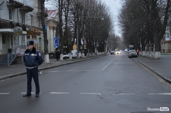 Луцькі студенти влаштували марш і вимагали у депутатів підтримати європейський вибір. ФОТО