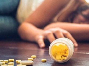 У Луцьку школярка намагалась вчинити самогубство, наковтавшись таблеток