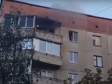 У луцькій багатоповерхівці загорілась квартира. ВІДЕО