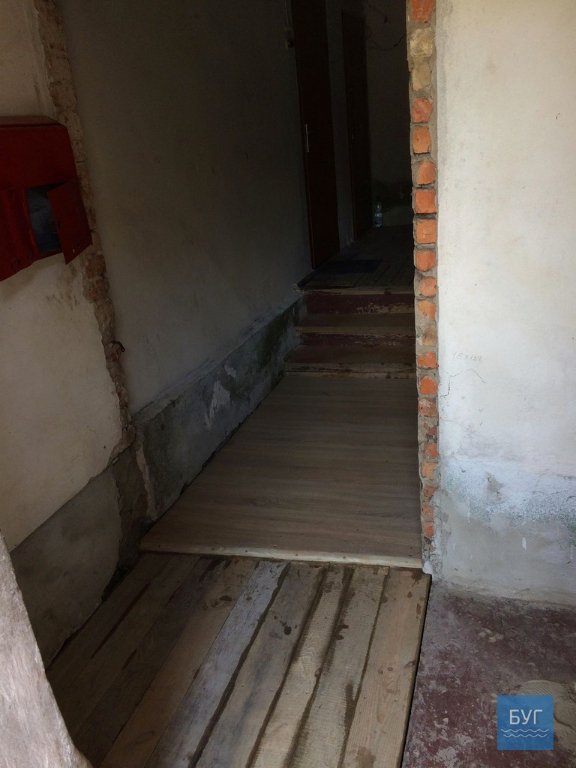 УЖК компенсувала вартість робіт: мешканці будинку, де в під'їзді провалилась підлога, залатали провалля