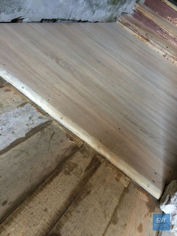 УЖК компенсувала вартість робіт: мешканці будинку, де в під'їзді провалилась підлога, залатали провалля