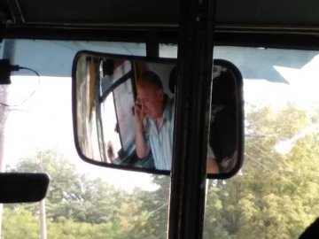 Водій луцької маршрутки під час руху розмовляв по телефону