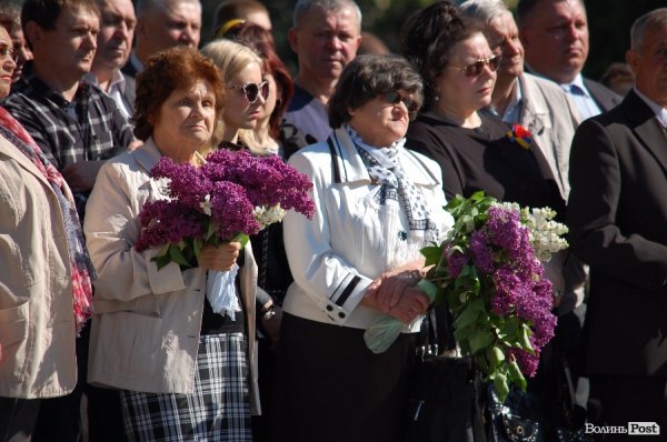 9 травня у Луцьку: квіти, сльози та молитви. ФОТО