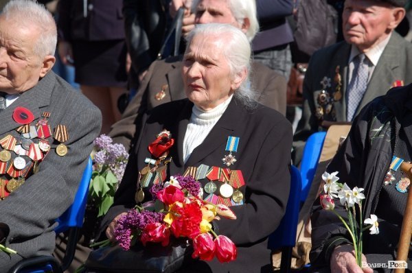 9 травня у Луцьку: квіти, сльози та молитви. ФОТО