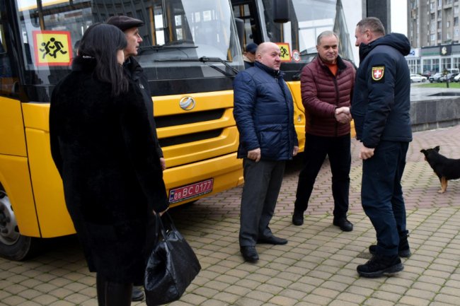 Громадам Волині передали 14 шкільних автобусів