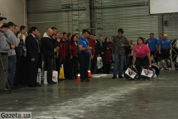 Найсильніша жінка України носила стокілограмові «сумки». ФОТО