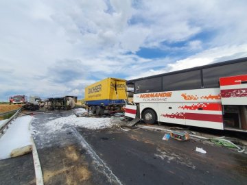 У Польщі – масштабна аварія: зіткнулися 2 вантажівки та автобус з українцями. ФОТО
