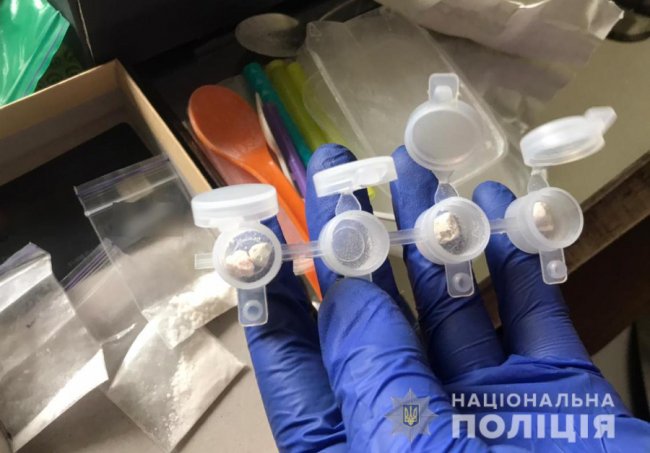 Поліція викрила чоловіка і жінку, які торгували наркотиками у Луцьку