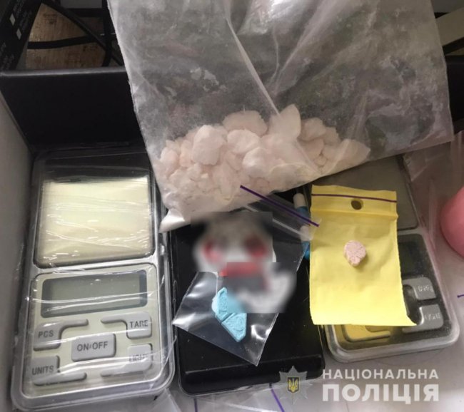 Поліція викрила чоловіка і жінку, які торгували наркотиками у Луцьку