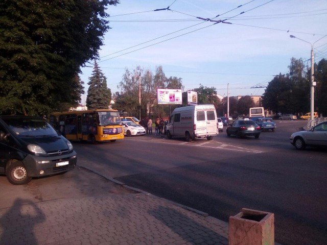 Ранкова аварія: у Луцьку зіткнулися бус та легковик