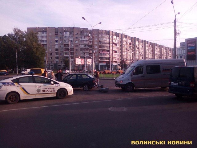 Ранкова аварія: у Луцьку зіткнулися бус та легковик