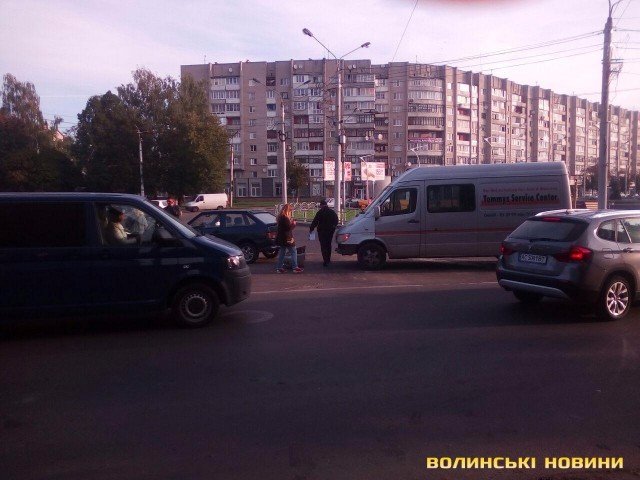 Ранкова аварія: у Луцьку зіткнулися бус та легковик