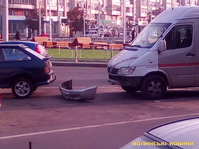 Ранкова аварія: у Луцьку зіткнулися бус та легковик