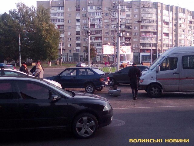 Ранкова аварія: у Луцьку зіткнулися бус та легковик