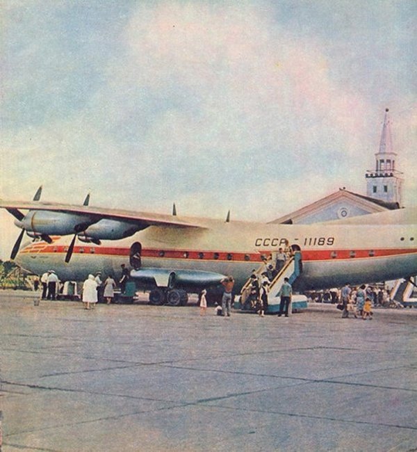 Путилівський аеровокзал Донецька (зараз автовокзал «Путилівський»). Літак Ан-10А на зльоті. Донецьк, 1962