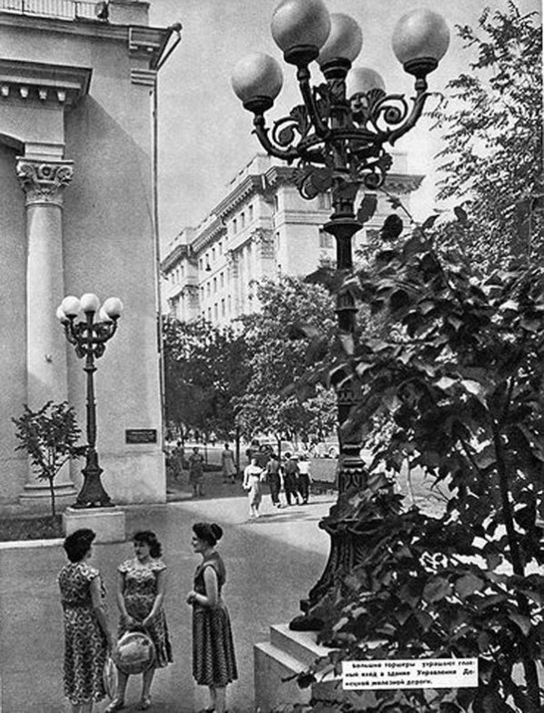 Вулиця Артема. Вид на будівлі Донецької залізниці та Міністерства вугільної промисловості УРСР. Донецьк, 1962 