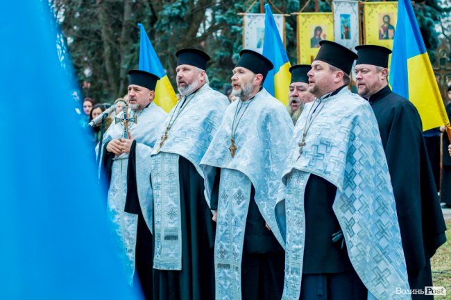 Квіти, сльози і свічки: у День Гідності та Свободи лучани вшанували пам'ять полеглих